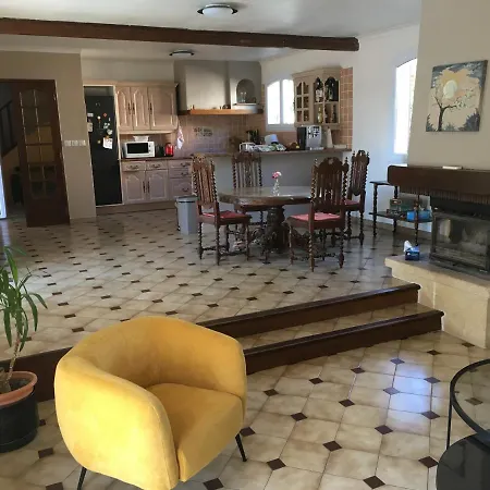 فيلة Charmante En Petite Camargue